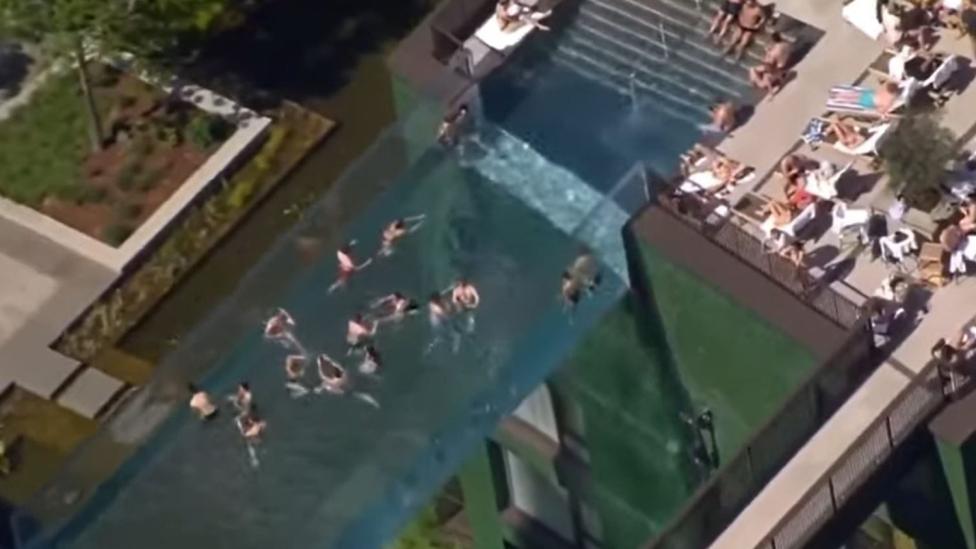 Sky Pool is een transparant zwembad op 25 meter hoogte