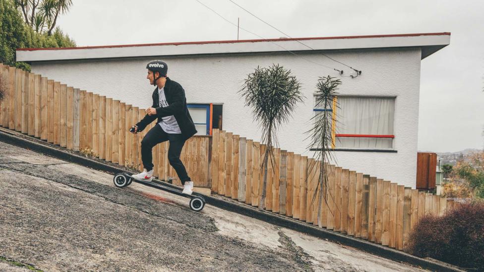 Dit Evolve Hadean Carbon elektrische skateboard houdt gewoon scooters bij