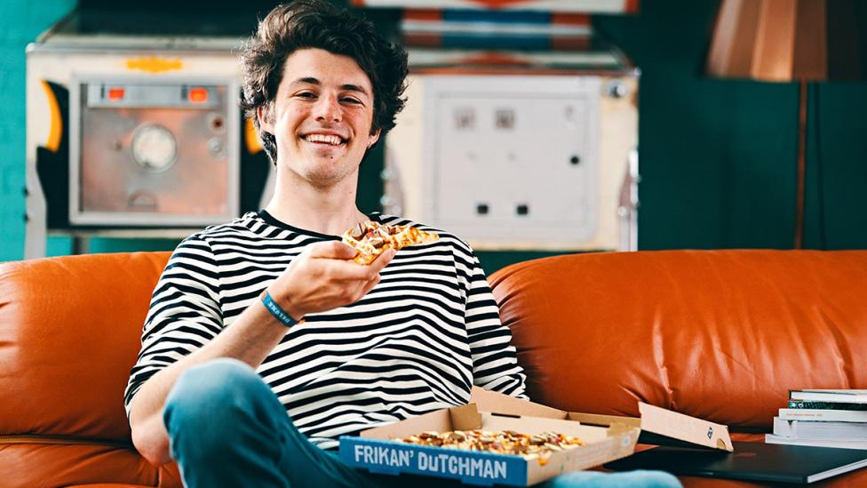 Domino’s voegt pizza frikandel speciaal toe aan assortiment