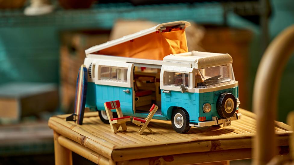 Haal zomerse vibes in huis met LEGO Volkswagen T2 Camper Van