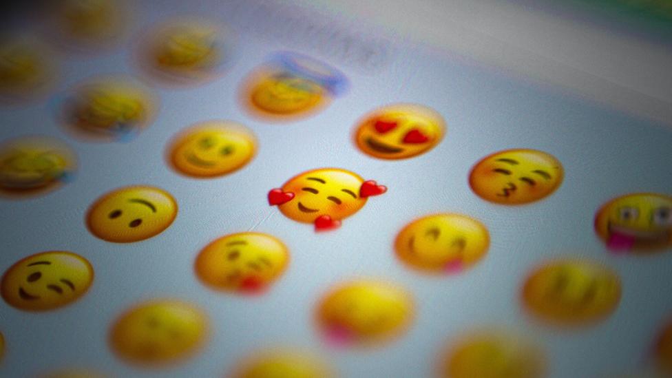 Deze emoji’s moet je wel én niet gebruiken om in de smaak te vallen