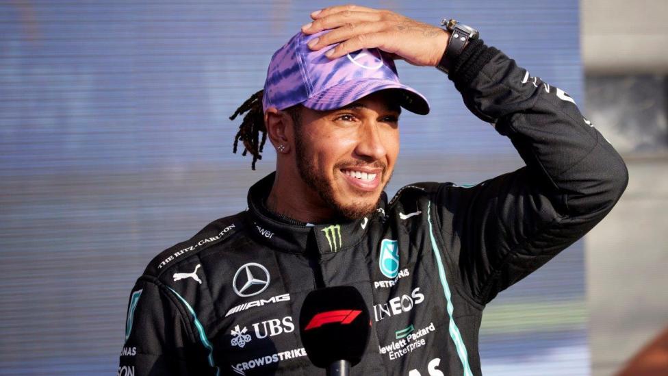 Max Verstappen haalt uit naar Lewis Hamilton op social media na crash