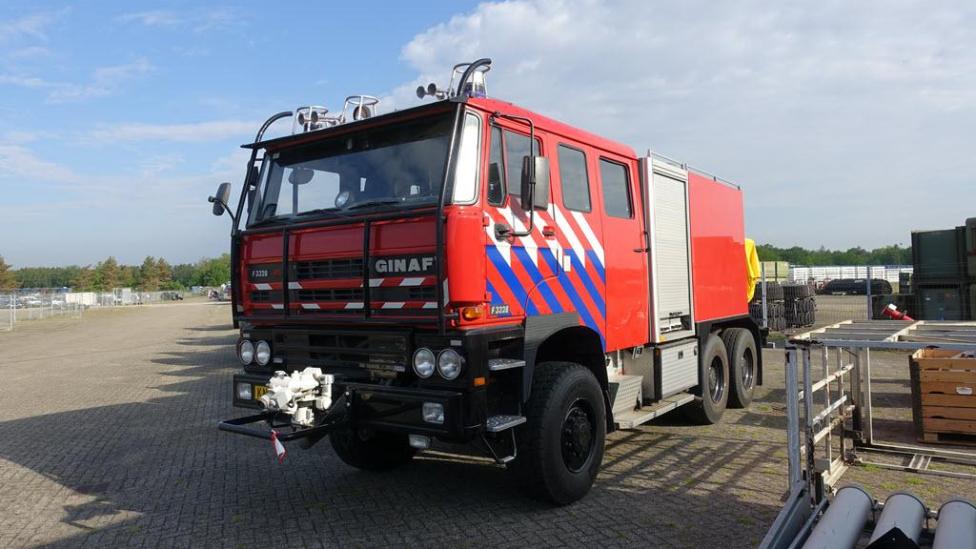 Rijksoverheid zet dikke 6×6 brandweerwagen te koop