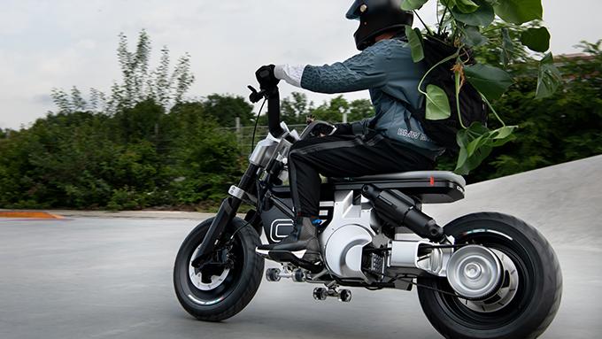 Met de BMW Motorrad Concept CE 02 kom je nooit meer te laat