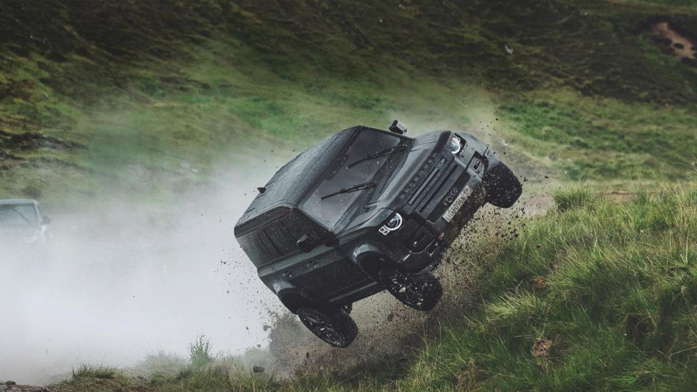 Land Rover Defender doet z’n eigen stunts in de nieuwste James Bond