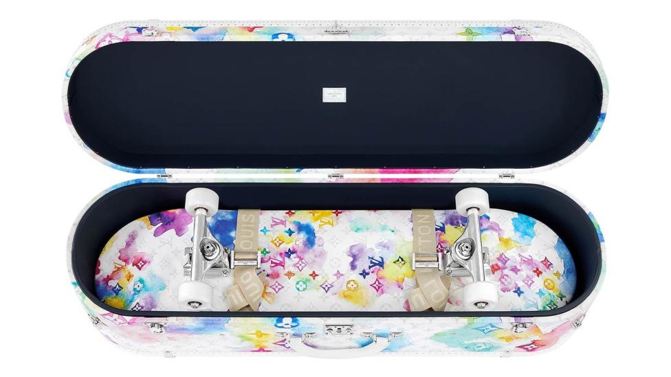 Dit Louis Vuitton skateboard inclusief koffer kost je een rib uit je lijf