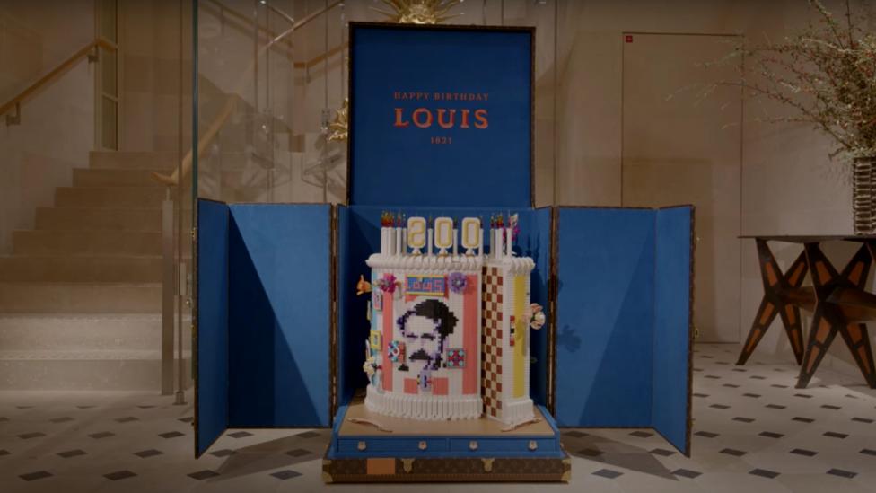 Lego bakt een plastic verjaardagstaart voor Louis Vuitton