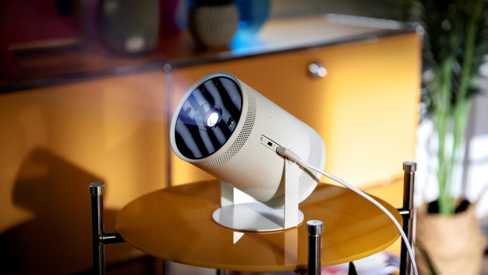 Deze superhandige projector van Samsung laat je overal tv-kijken