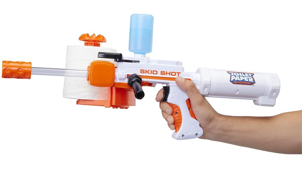 Dit speelgoedgeweer vuurt propjes en gebruikt wc-papier als munitie