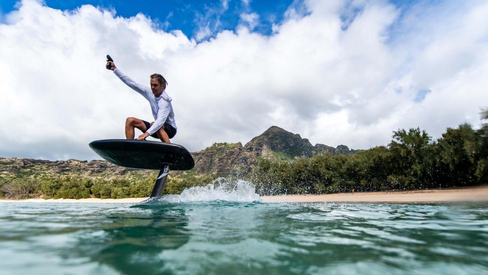 Met deze elektrische surfplank van Lift Foils kan iedereen leren surfen