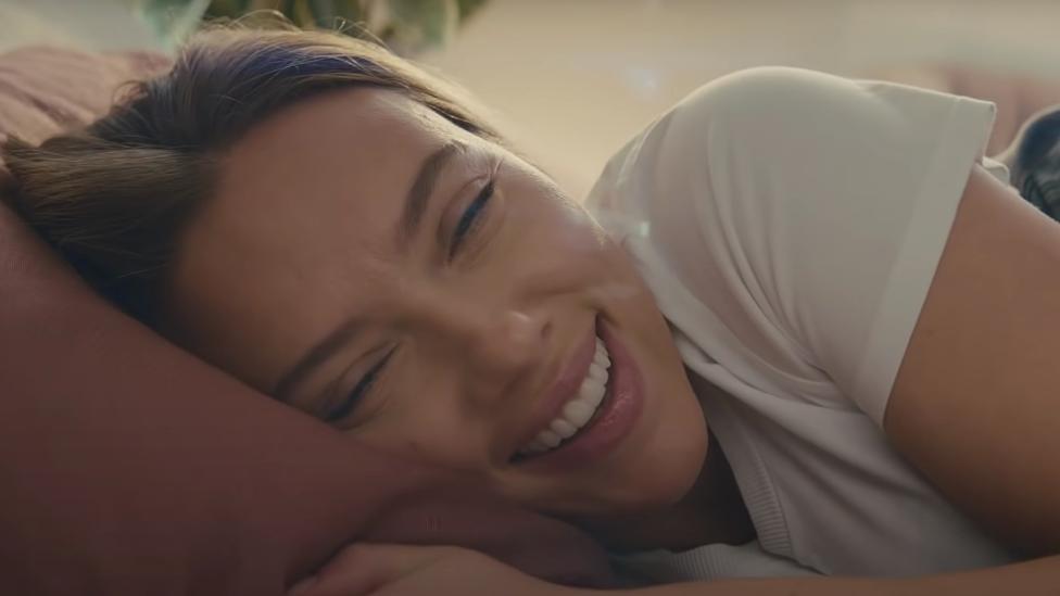 Amazon-reclame laat je wakker worden naast Scarlett Johansson