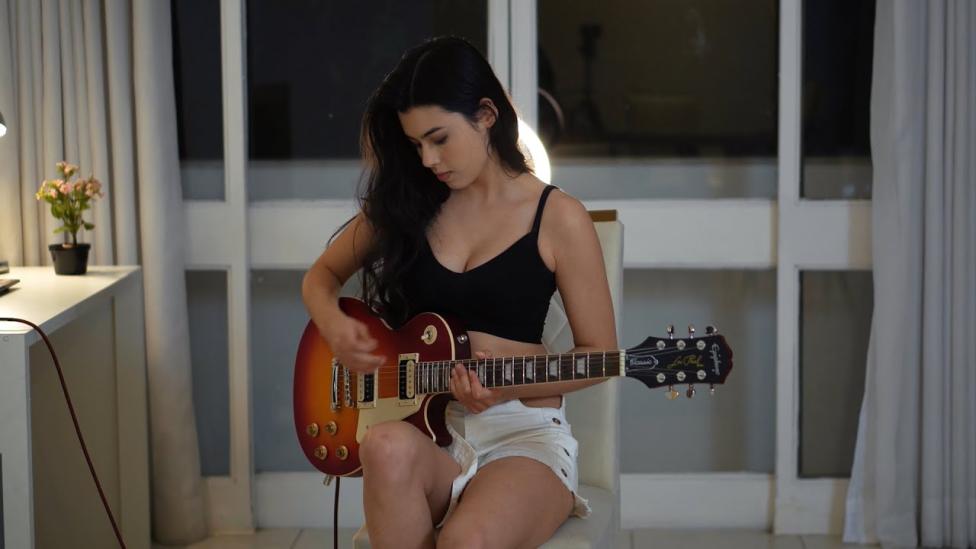 Braziliaanse gitariste Larissa Liveir streelt zowel je oren als je ogen