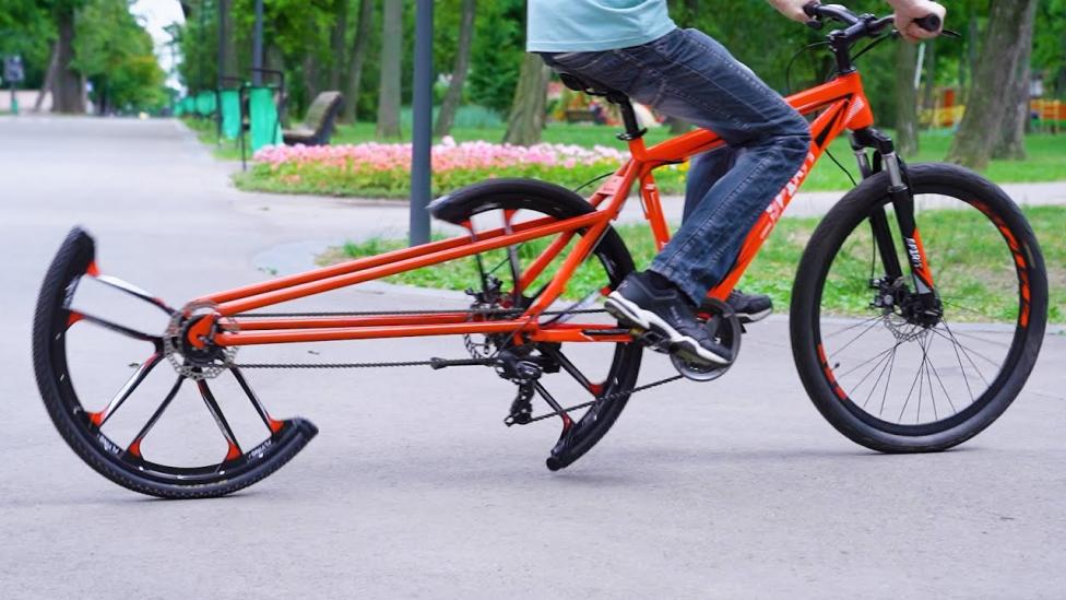 YouTuber bewijst dat je ook met twee halve achterwielen kan fietsen
