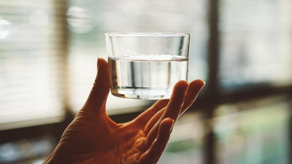 Kan je beter warm of koud water drinken als je wilt afkoelen?