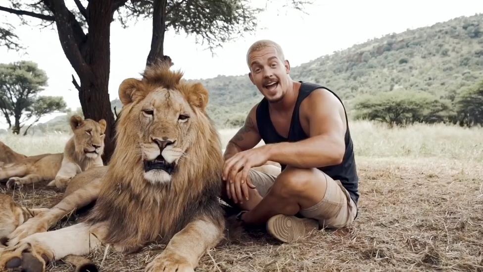 YouTuber Dean Schneider is de beste vriend van een troep leeuwen