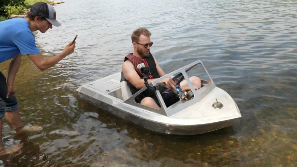 Groep vrienden bouwen een unieke mini-jetboot met 100 pk