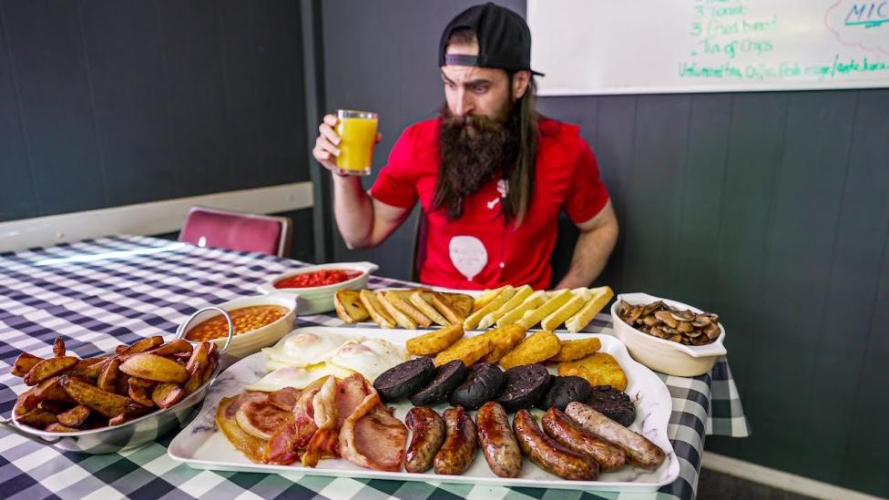 YouTuber probeert gigantisch English breakfast op te eten in 30 minuten