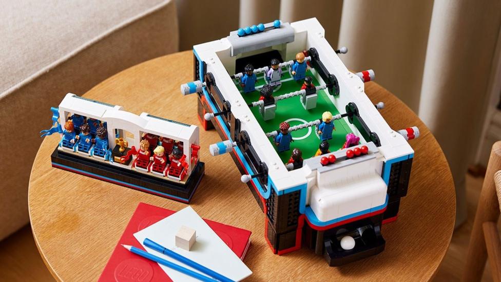 Lego onthult tafelvoetbalset via reclame met Thierry Henry en Marcus Rashford