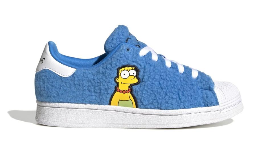Marge Simpson heeft meer haar dan normaal op deze Adidas Superstars