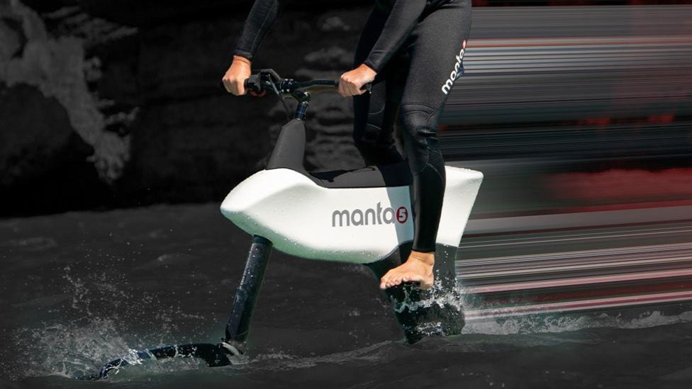 De Manta5 Hydrofoiler S3 is een elektrische fiets die op het water rijdt