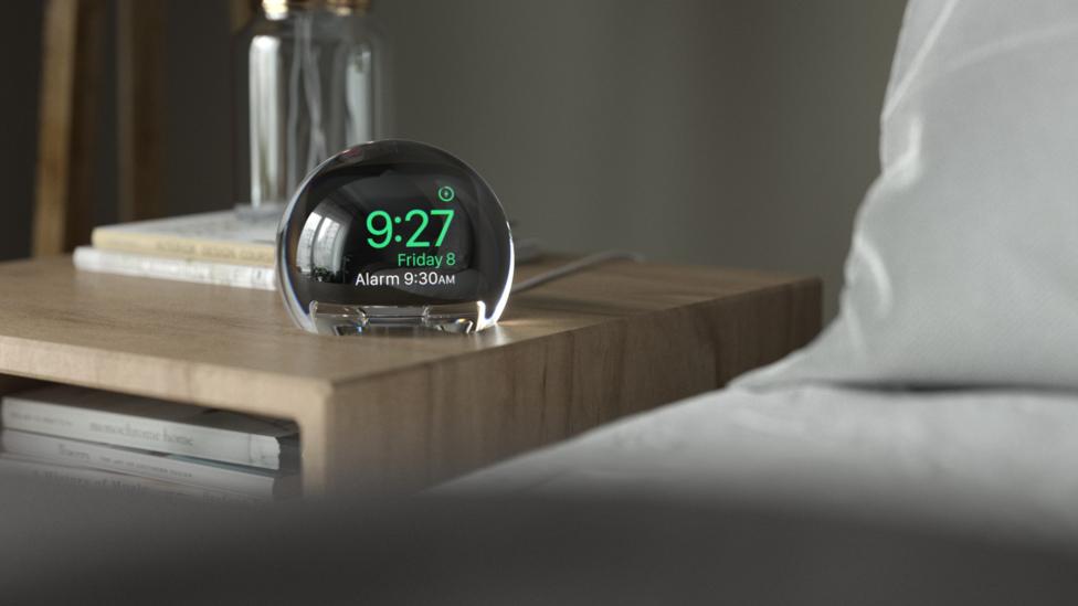 Dit oplaadstation verandert je Apple Watch in een alarmklok