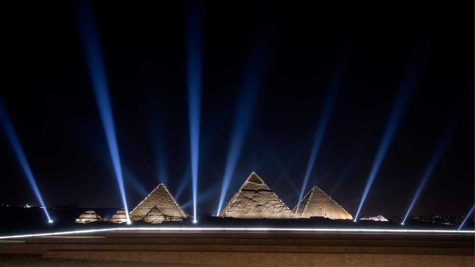 Dior tovert het oude Egypte om tot futuristisch decor voor modeshow