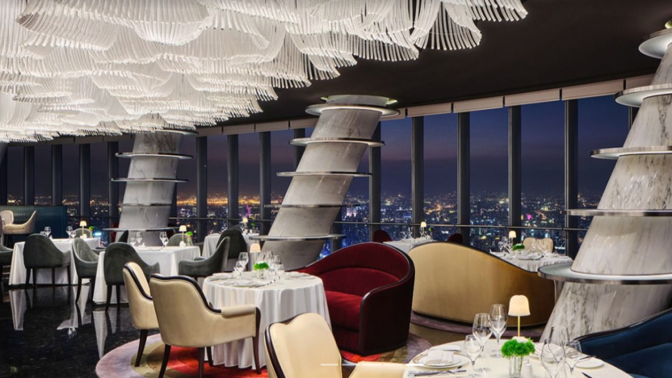 Maak kennis met het hoogste restaurant van de wereld, op ruim 550 meter hoogte