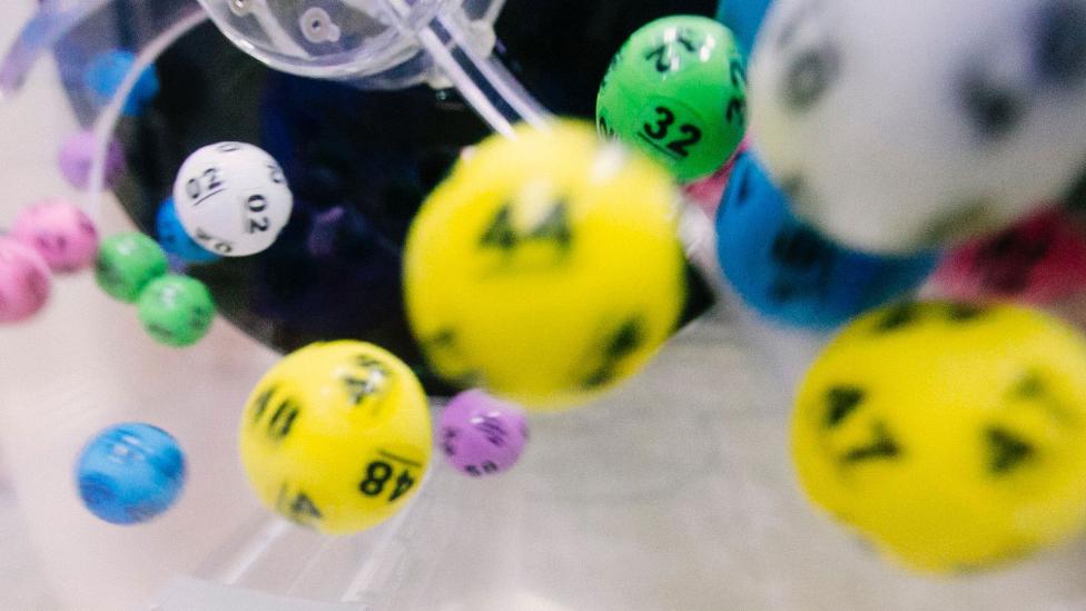Man wint drie keer in één jaar de loterij met dezelfde nummers