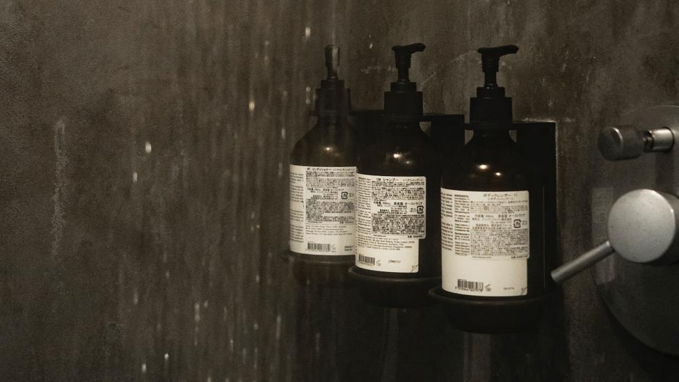 Gebruik nooit de gratis (grote) shampooflessen van een hotel