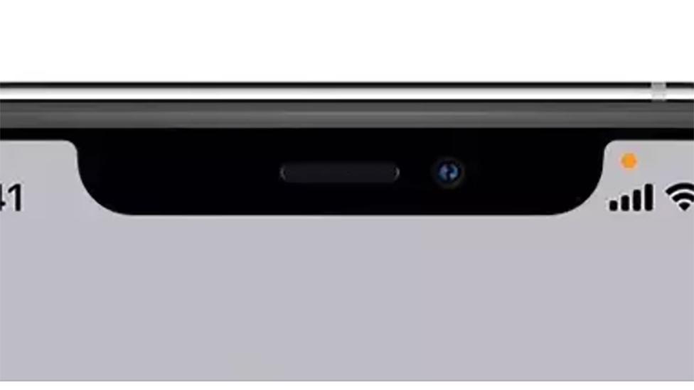 Wat is de functie van die kleine oranje stip bovenaan het scherm van je iPhone?
