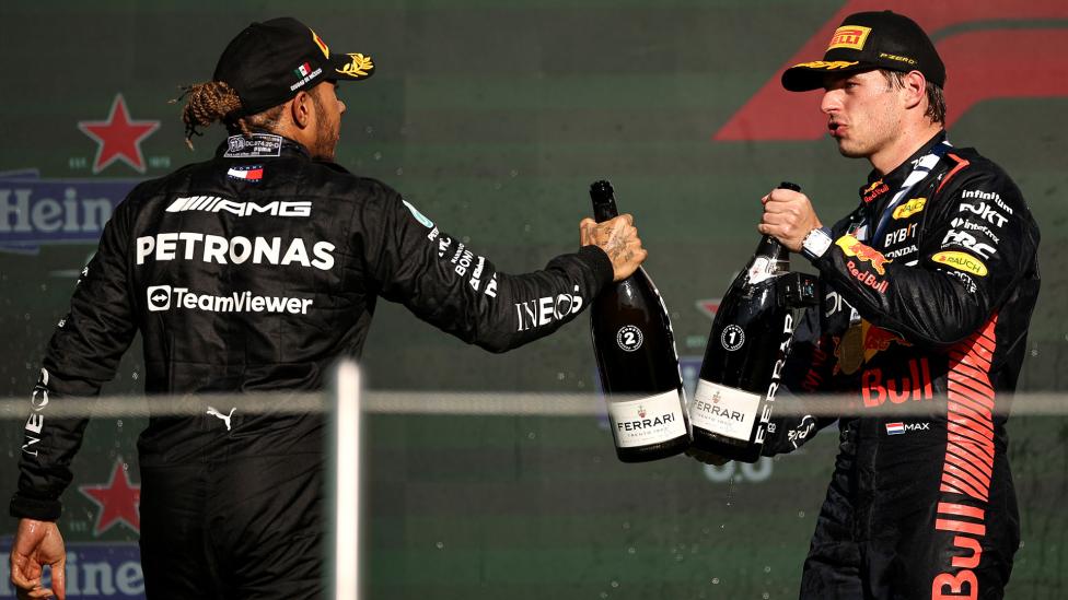 Kan Lewis Hamilton teamgenoot worden van Max Verstappen: Red Bull sprak met de Brit
