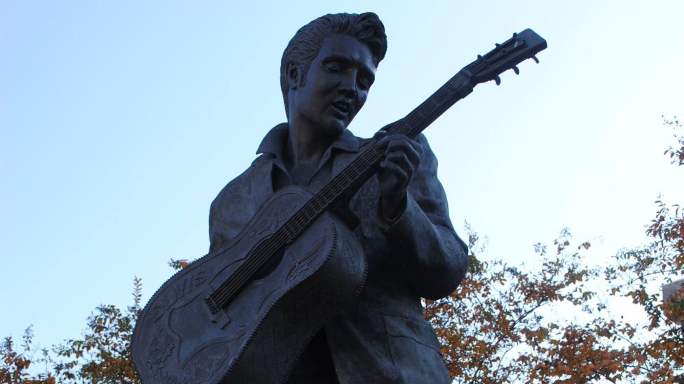 Elvis Presley ruim 45 jaar na zijn dood terug op het podium als holografische projectie