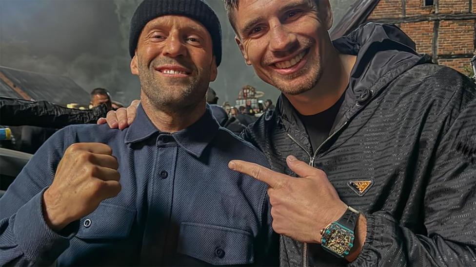 Rico Verhoeven op bezoek bij ‘broer’ Jason Statham en poseert met horloge van ruim half miljoen euro