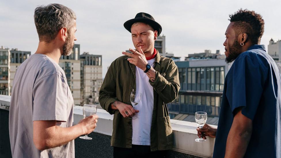 Mannen moeten twee keer per week met andere mannen afspreken om gezond te blijven, zegt onderzoek