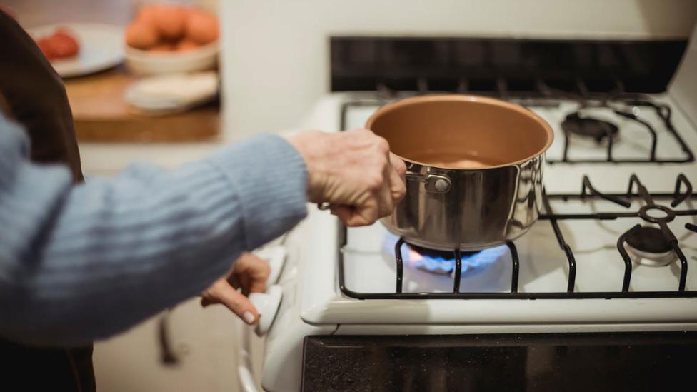 ‘Koken op gas kost je 2,6 jaar van je leven’, zegt onderzoek