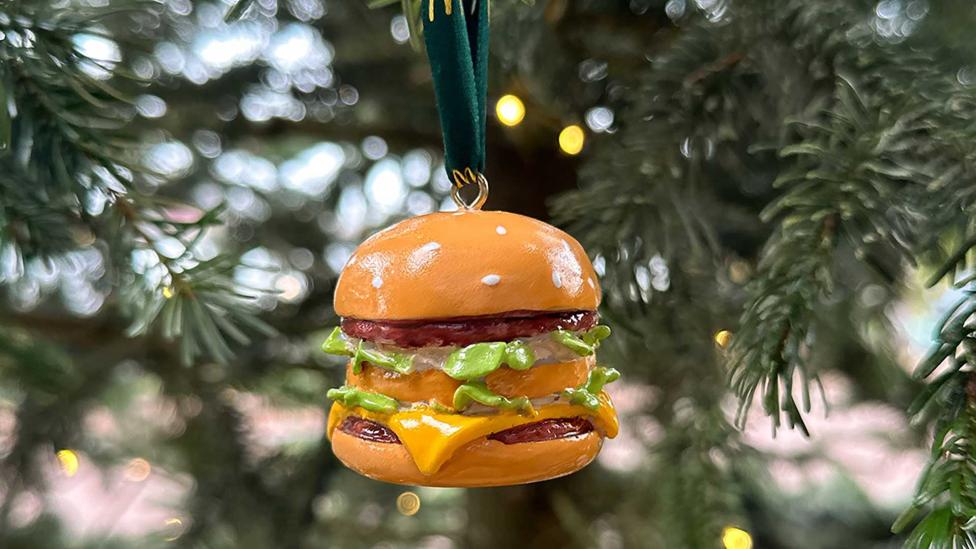 Exclusieve Big Mac-kerstbal is hit op Marktplaats