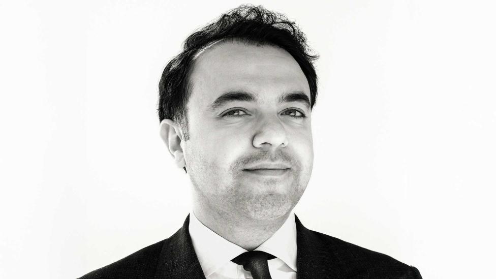 Amir Etemadi kleedt Saudische prinsen, maar ook jij kunt bij hem terecht