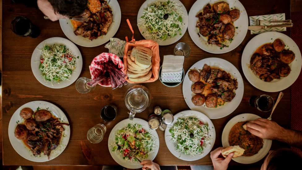 De beste tijd om je avondeten te eten, volgens de wetenschap (en je bioritme)