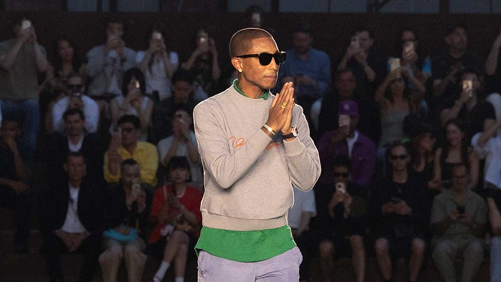 Pharrell draagt horloge ter waarde van villa tijdens LV-show in Parijs
