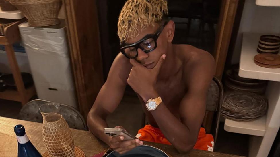 Lamine Yamal toont zijn klasse met peperduur horloge