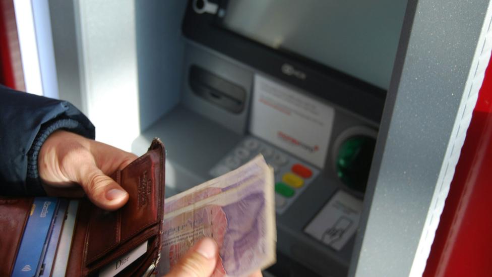 Pinnen in het buitenland? Dit moet je écht weten voordat je op vakantie gaat