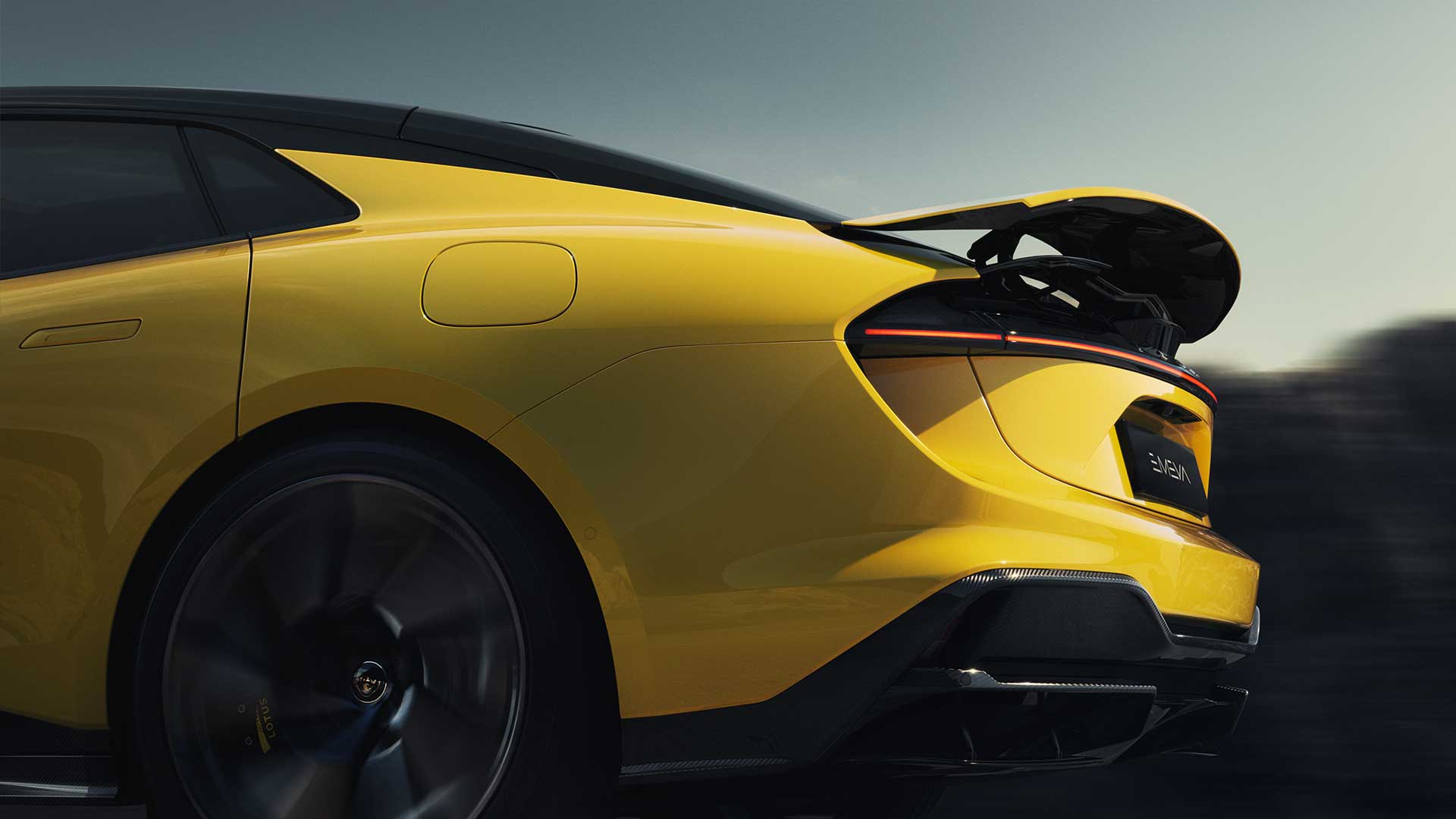 lotus-emeya-2023-rijder-zij-achter-achte
