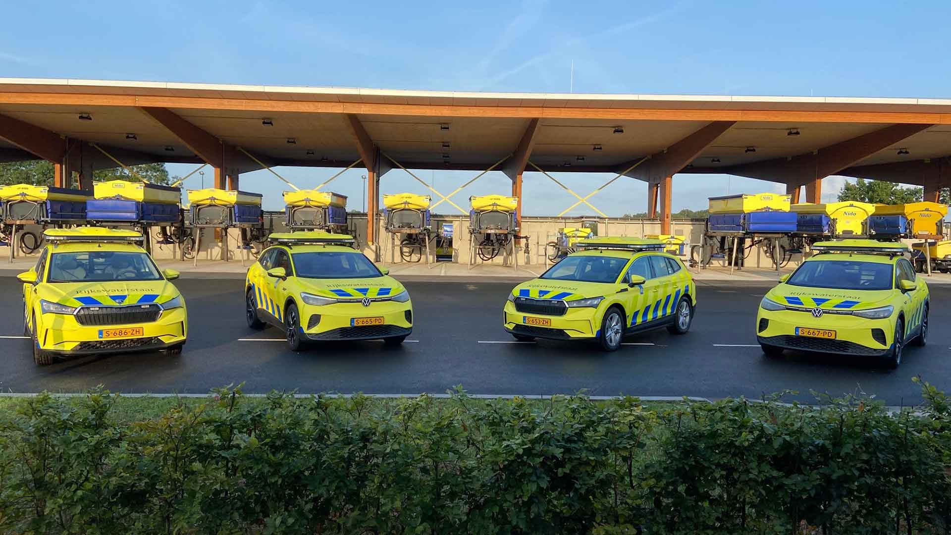 Weginspecteurs van Rijkswaterstaat testen elektrische auto's TopGear