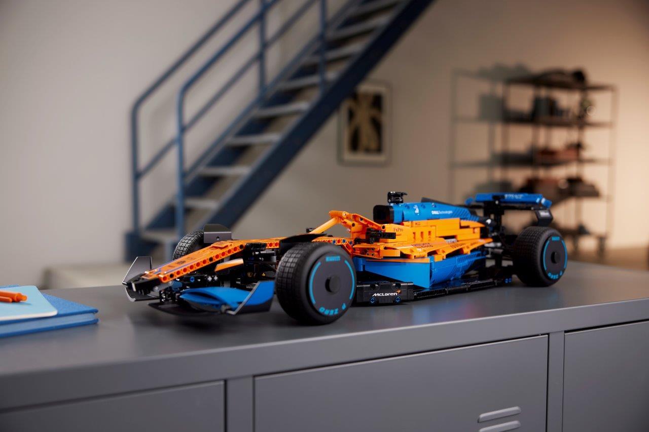 LEGO McLaren F1-auto op kastje