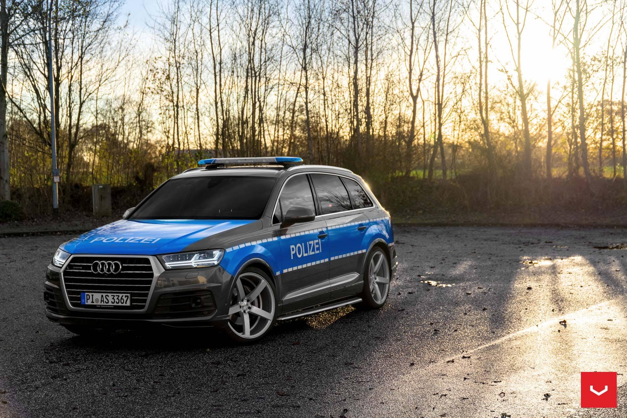 Audi Q7 Polizei vangt tuig op Vossen-velgen - TopGear