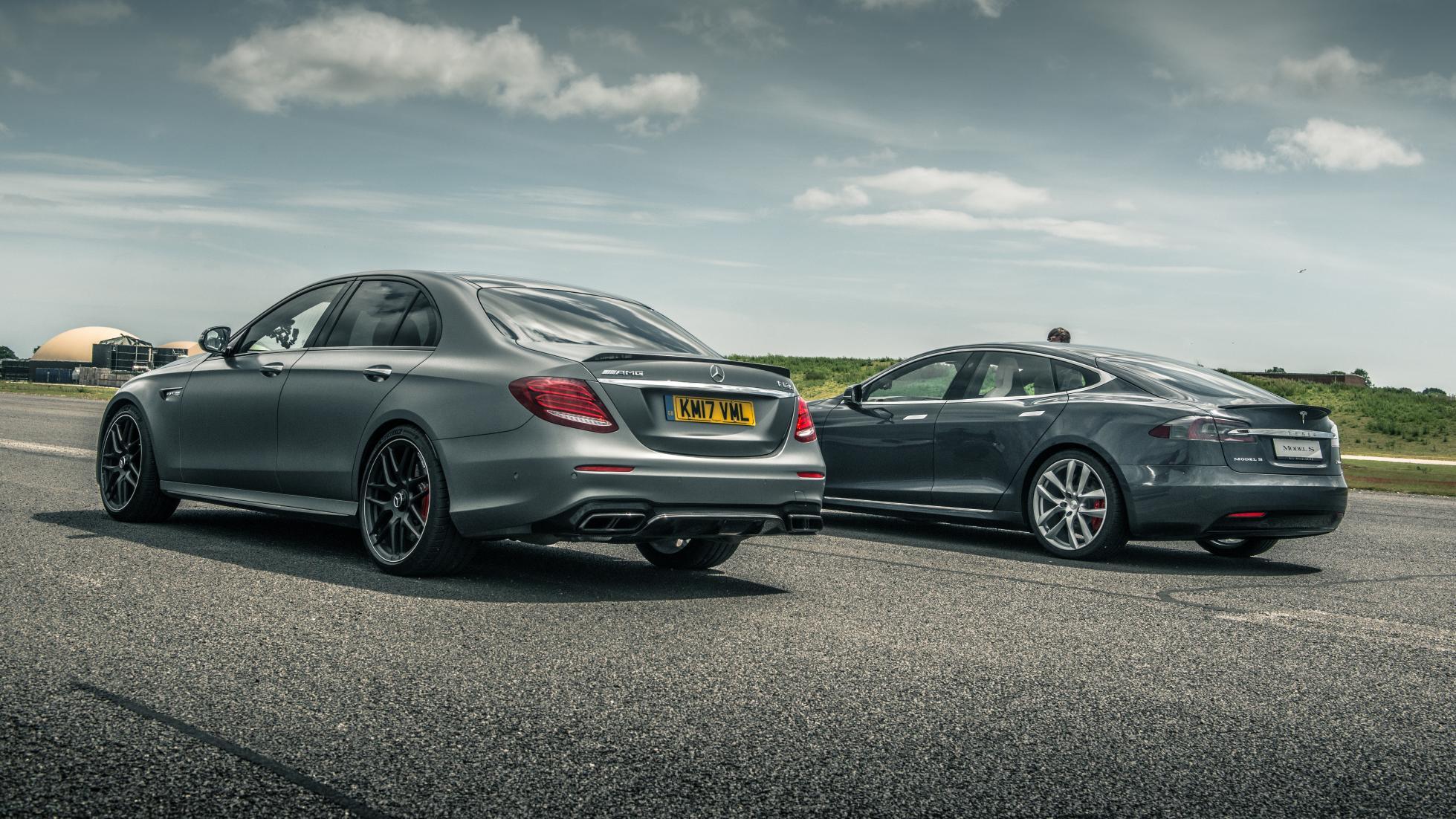 Dragrace: Tesla Model S P100D vs Mercedes-AMG E63 S - TopGear NL