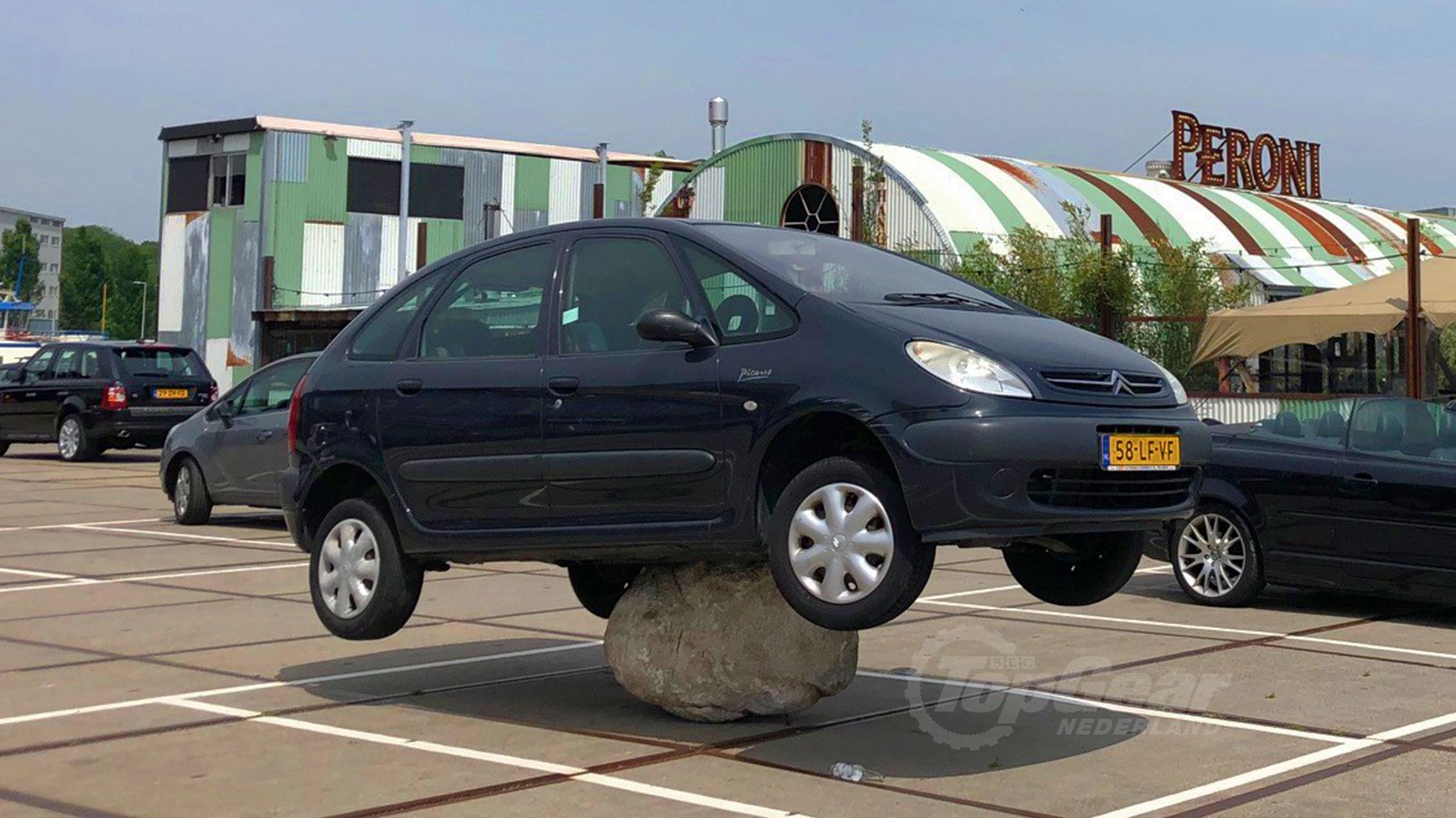 Maak het zwaar Premier landelijk Auto parkeert op steen in Amsterdam - TopGear Nederland