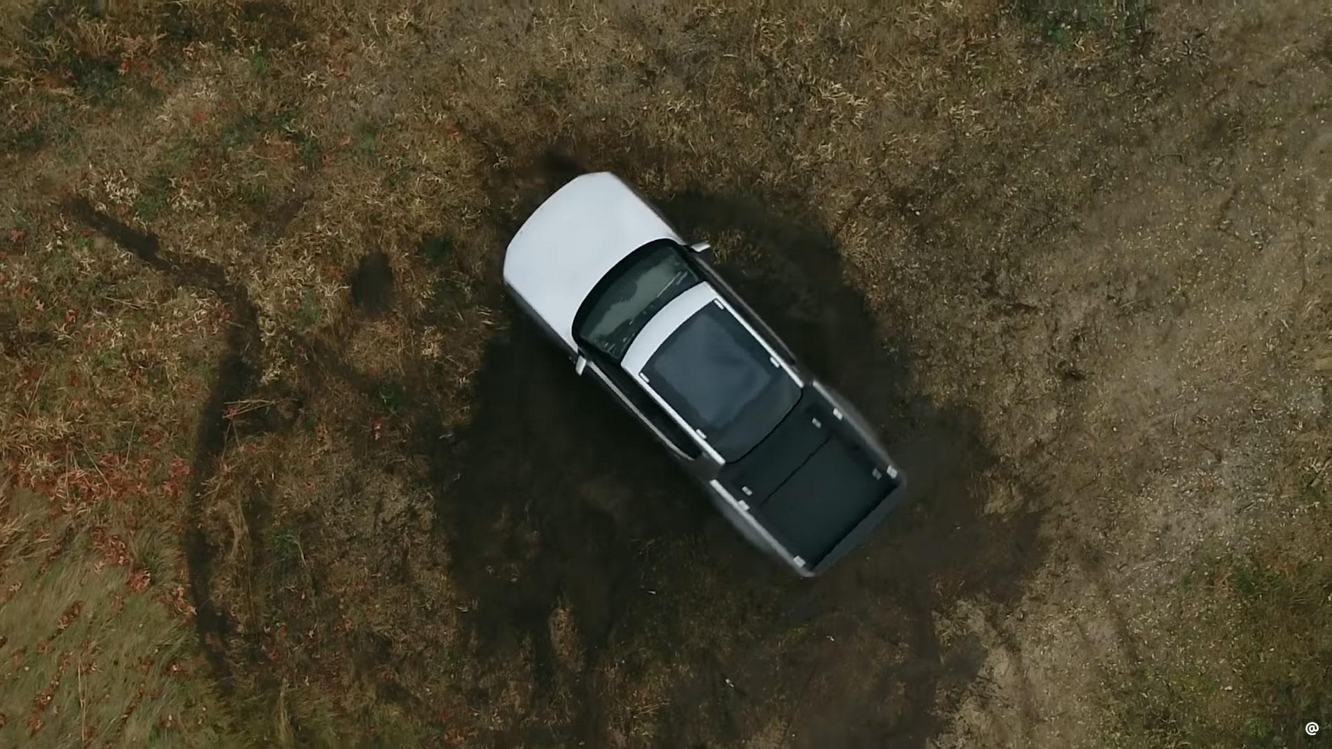 Rivian R1T kan 360 graden op zijn plek draaien - TopGear