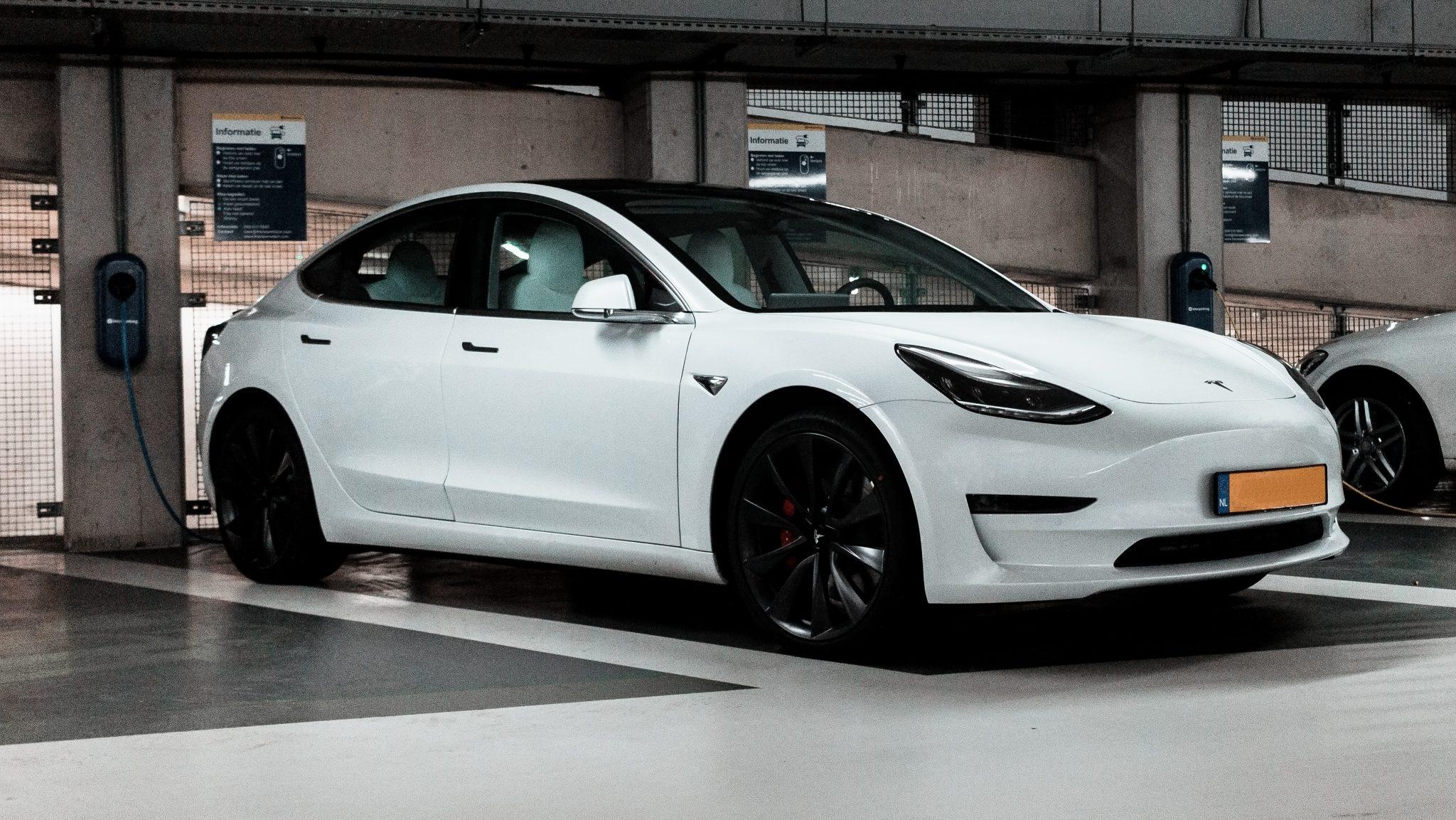 Tesla Model 3 in een parkeergarage aan de laadpaal