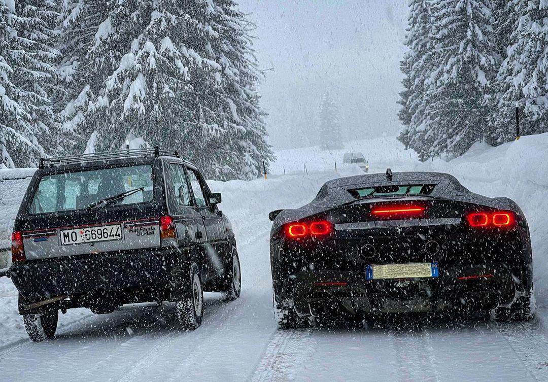 Panda 4x4 vs Ferrari SF90 in de sneeuw
